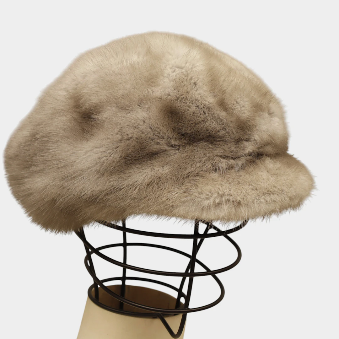 Gorra de visón en color gris perla.