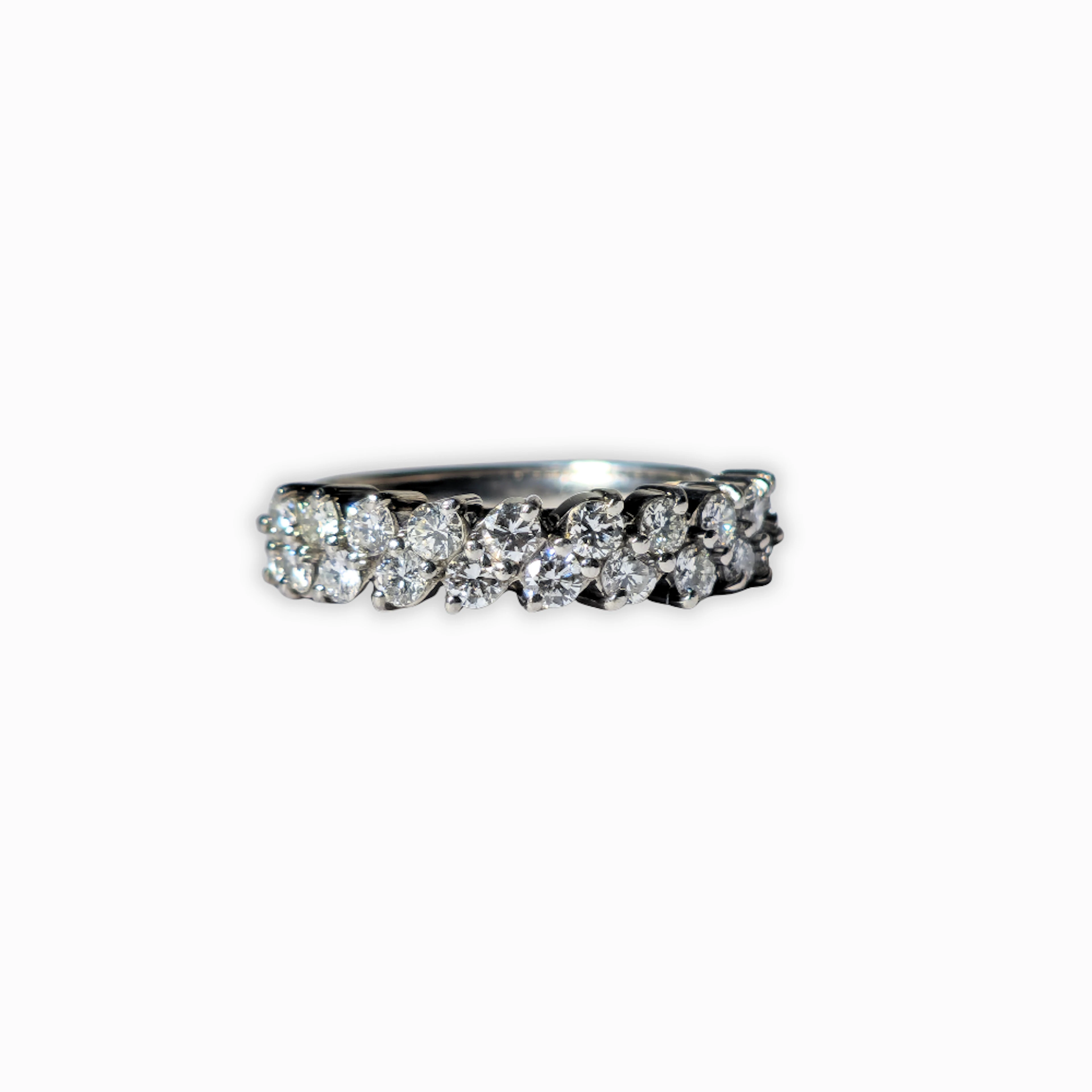 Media alianza en platino y diamantes talla brillante.