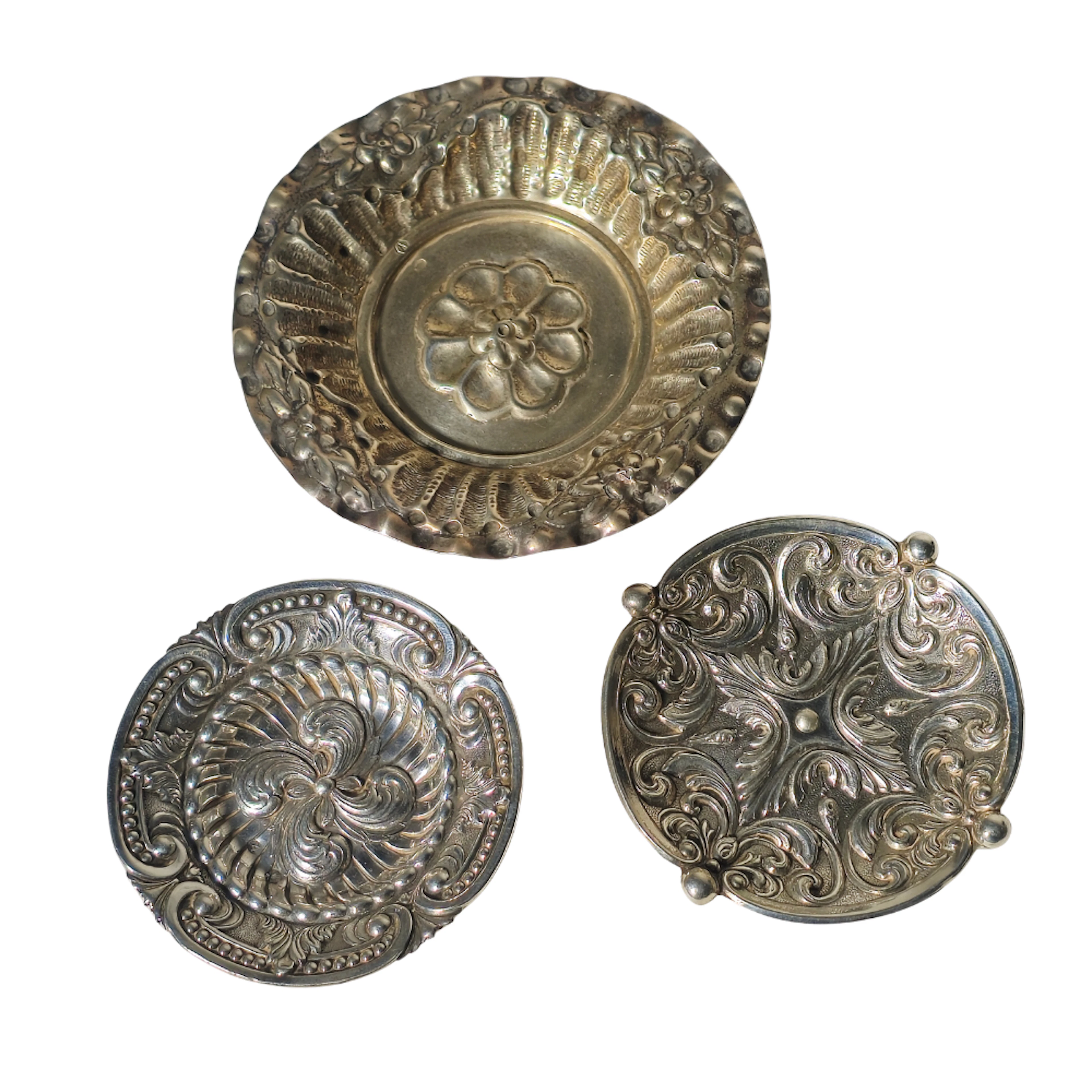 TRES BANDEJITAS Y PALILLERO EN PLATA REPUJADA.