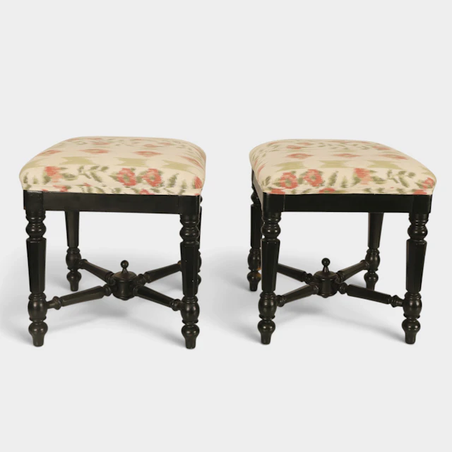 Pareja de taburetes de estilo historicista en madera torneada y ebonizada