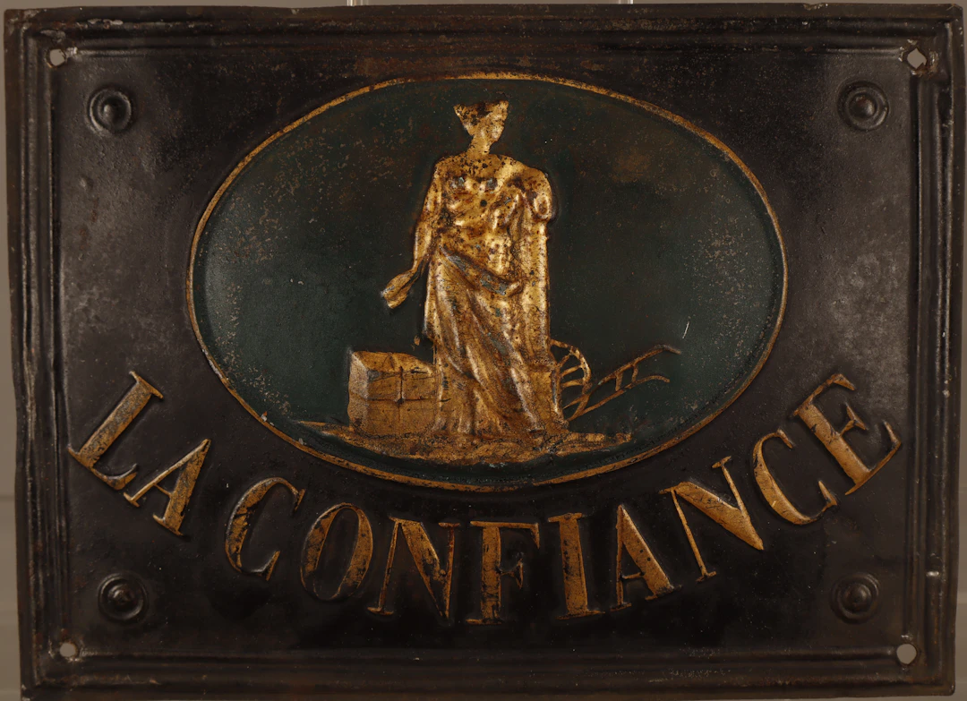 La Confiance, placa publicitaria en hojalata estampada y pintada.