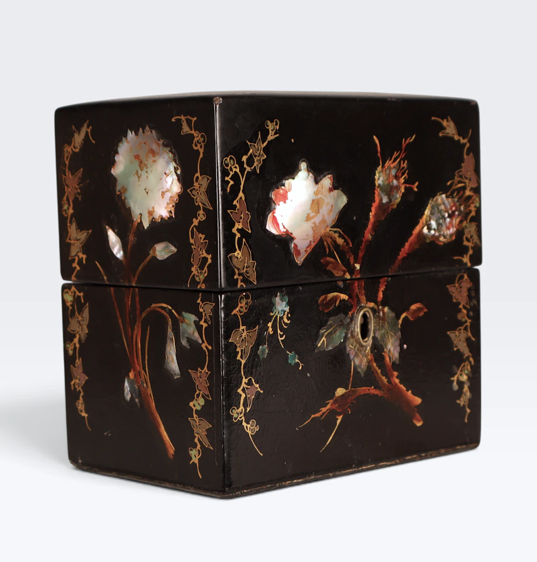 Caja para té victoriana en madera lacada con marquetería en nácar, hacia 1860.