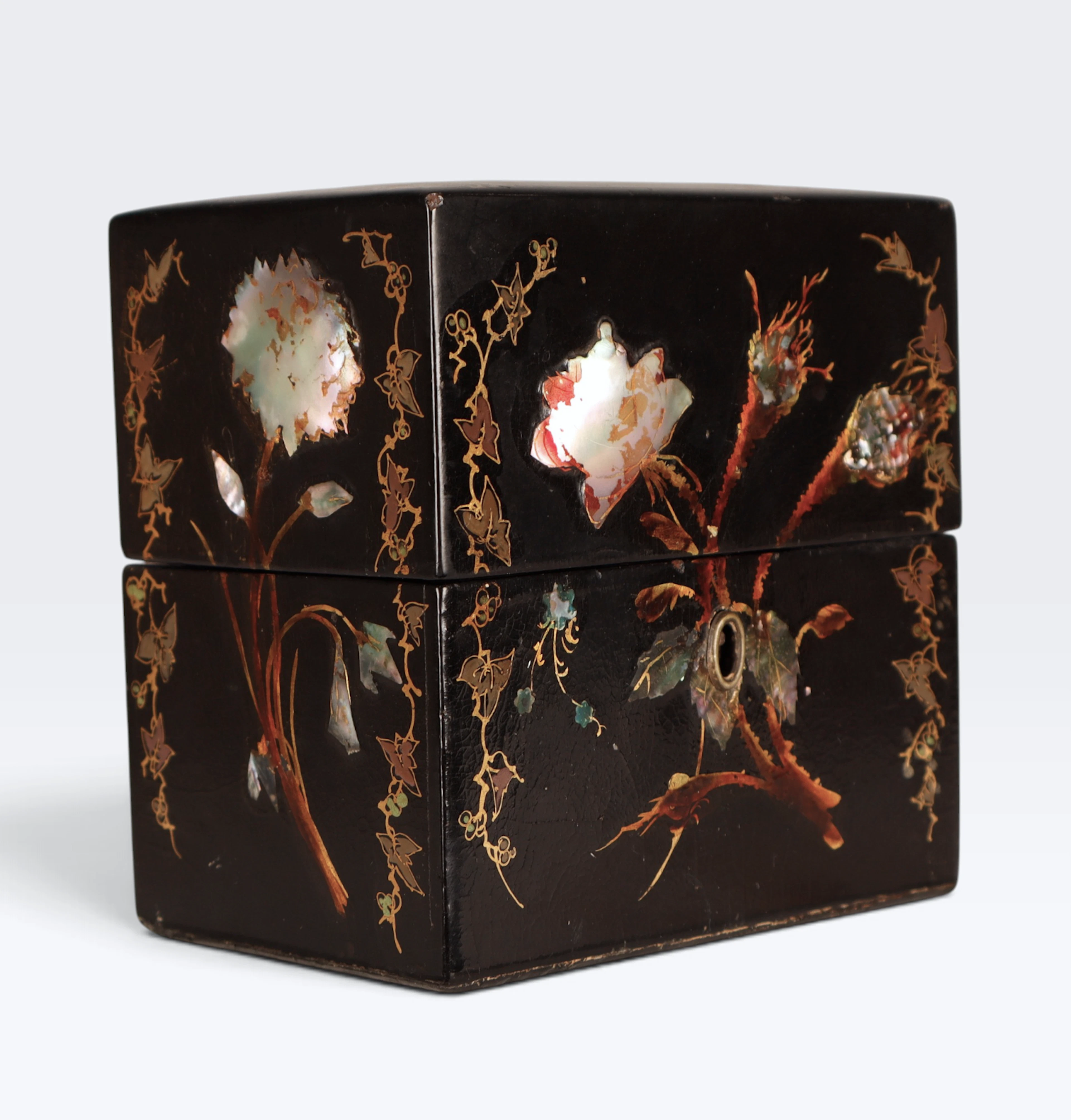 Caja para té victoriana en madera lacada con marquetería en nácar, hacia 1860.