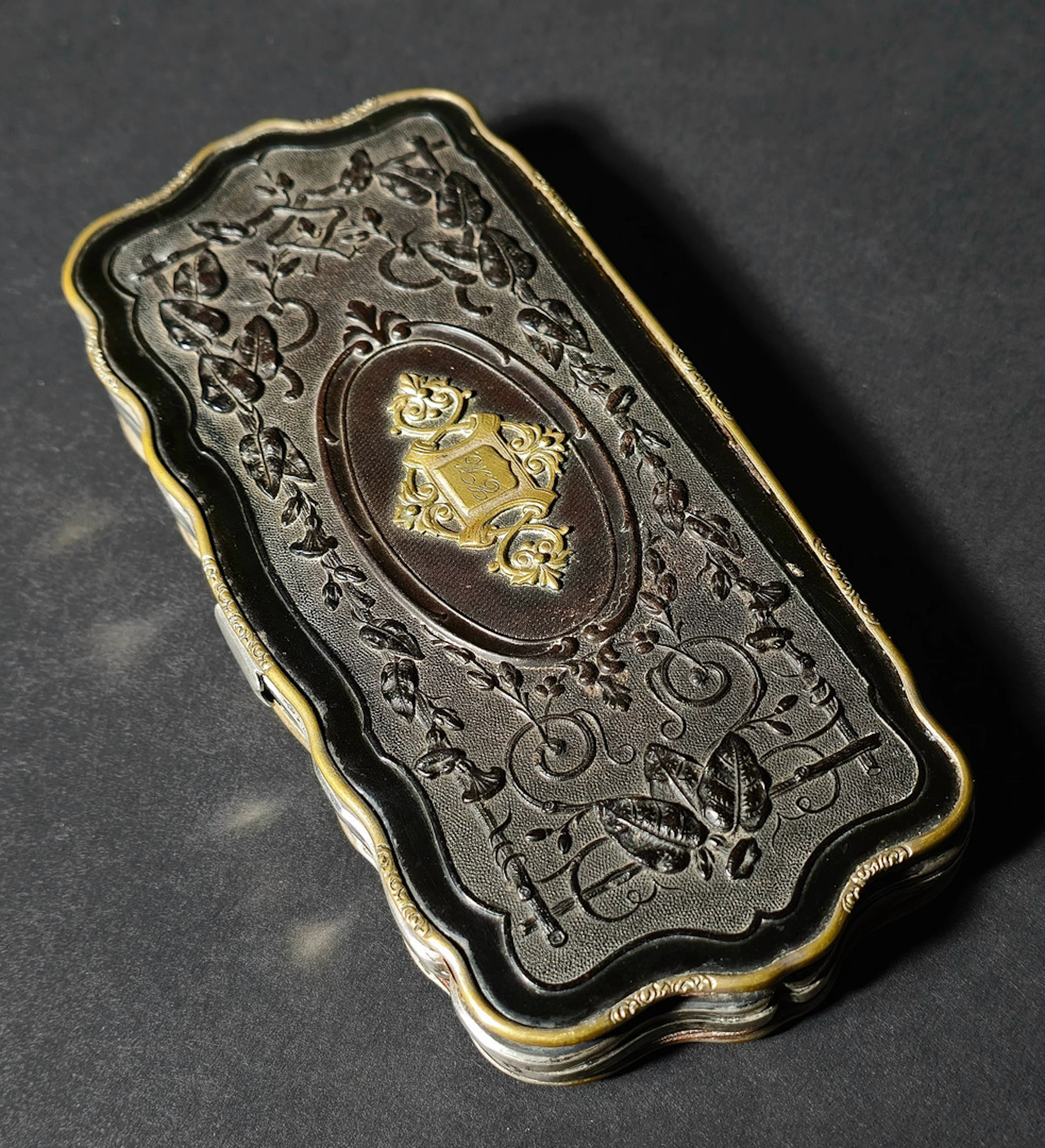 Antiguo monedero de baquelita con decoración floral en relieve. Principios
