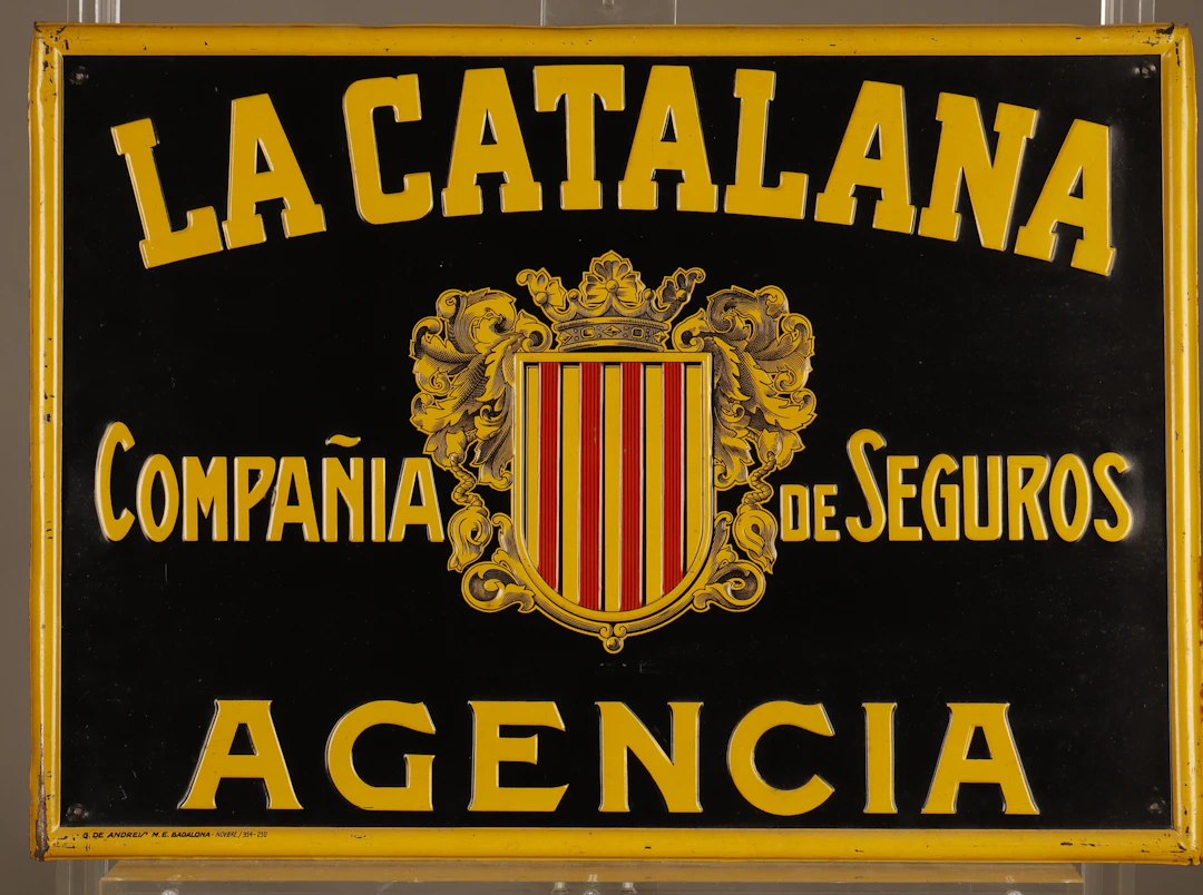 La Catalana, placa publicitaria en hojalata estampada y pintada.