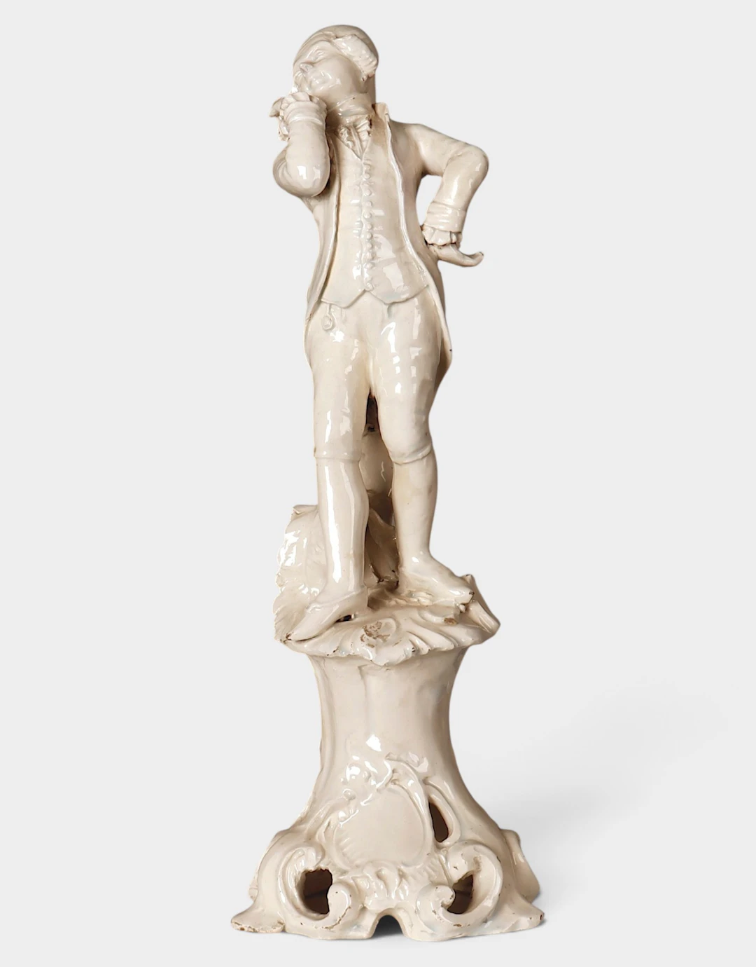 Petimetre, escultura en cerámica esmaltada de Nove de Bassano, del siglo XVIII.