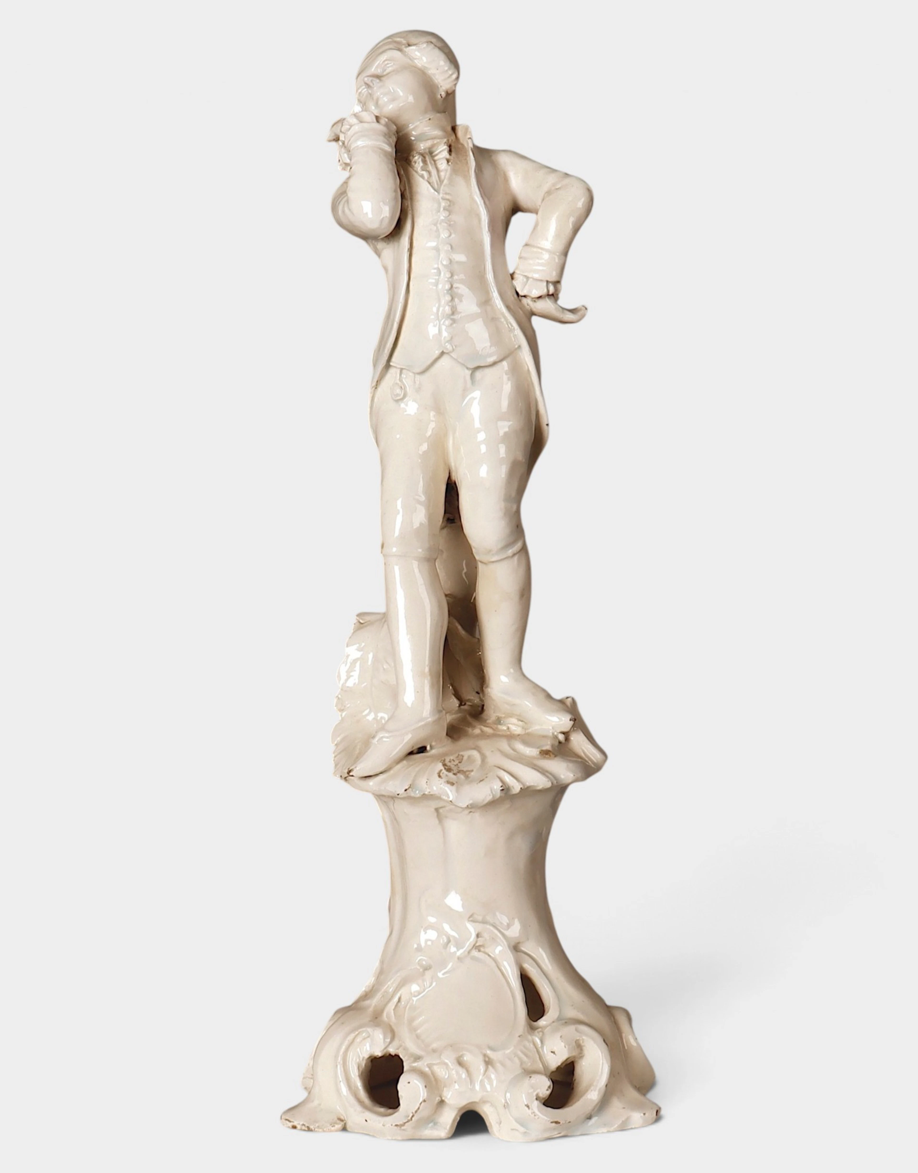 Petimetre, escultura en cerámica esmaltada de Nove de Bassano, del siglo XVIII.