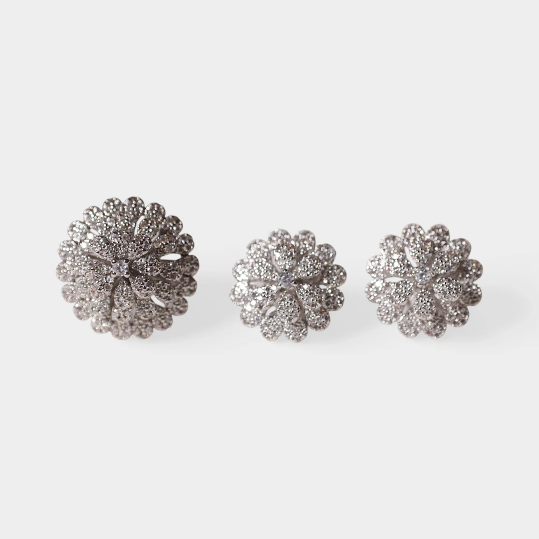 Anillo y pendientes en latón con circonitas.