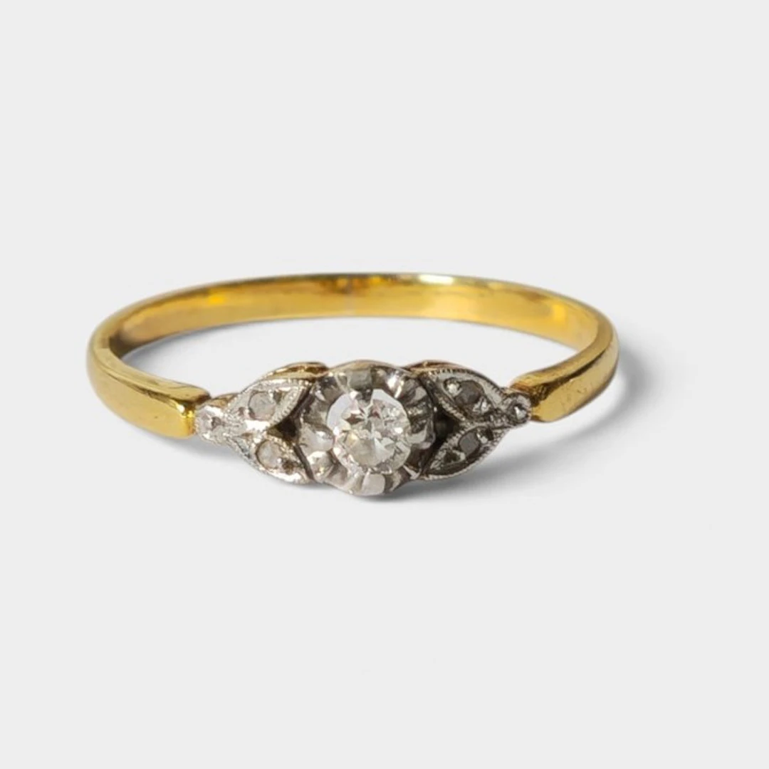 Anillo solitario en oro amarillo de 18 K con diamante.
