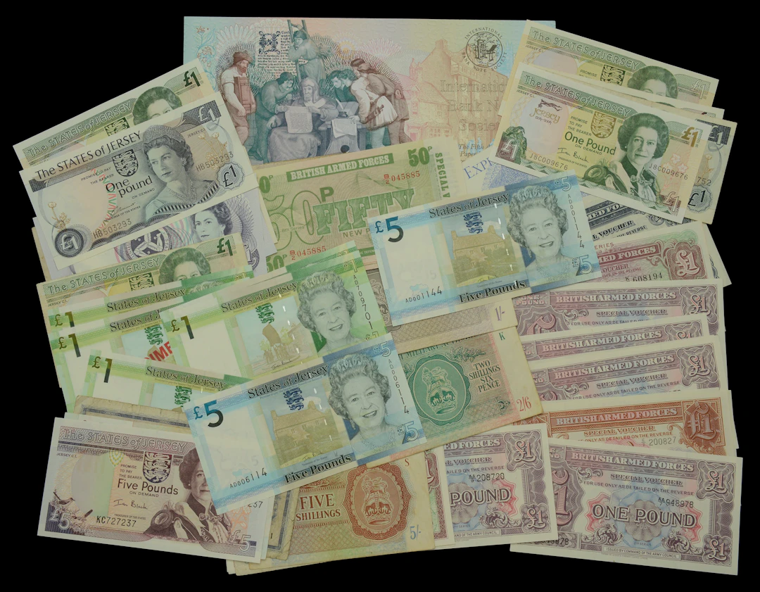A Mixed Group of Notes, comprising Isle of Man Government, £1 (3)