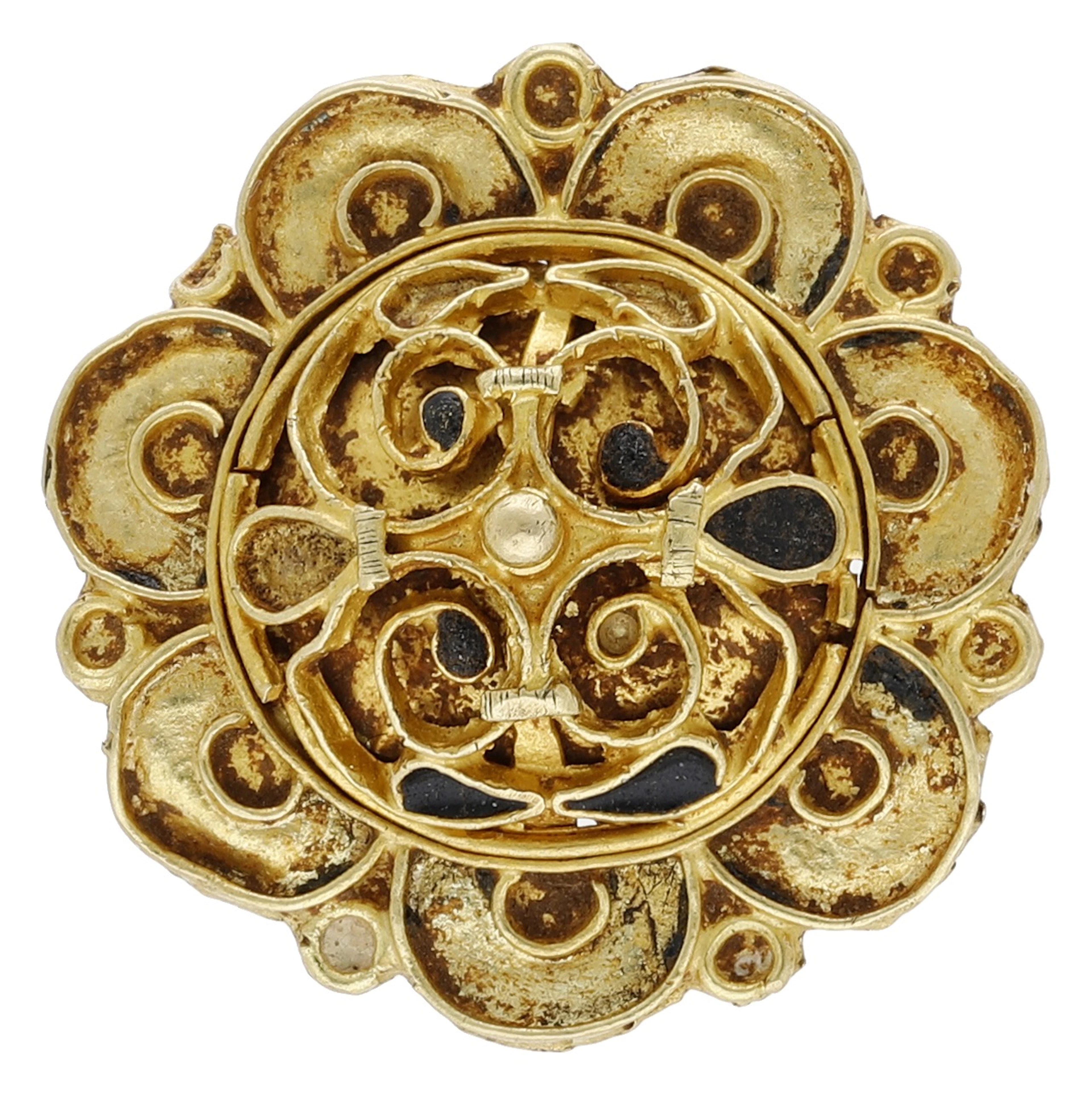 An Elizabethan gold button, circa 1550-1600, of heptafoil flowerhead