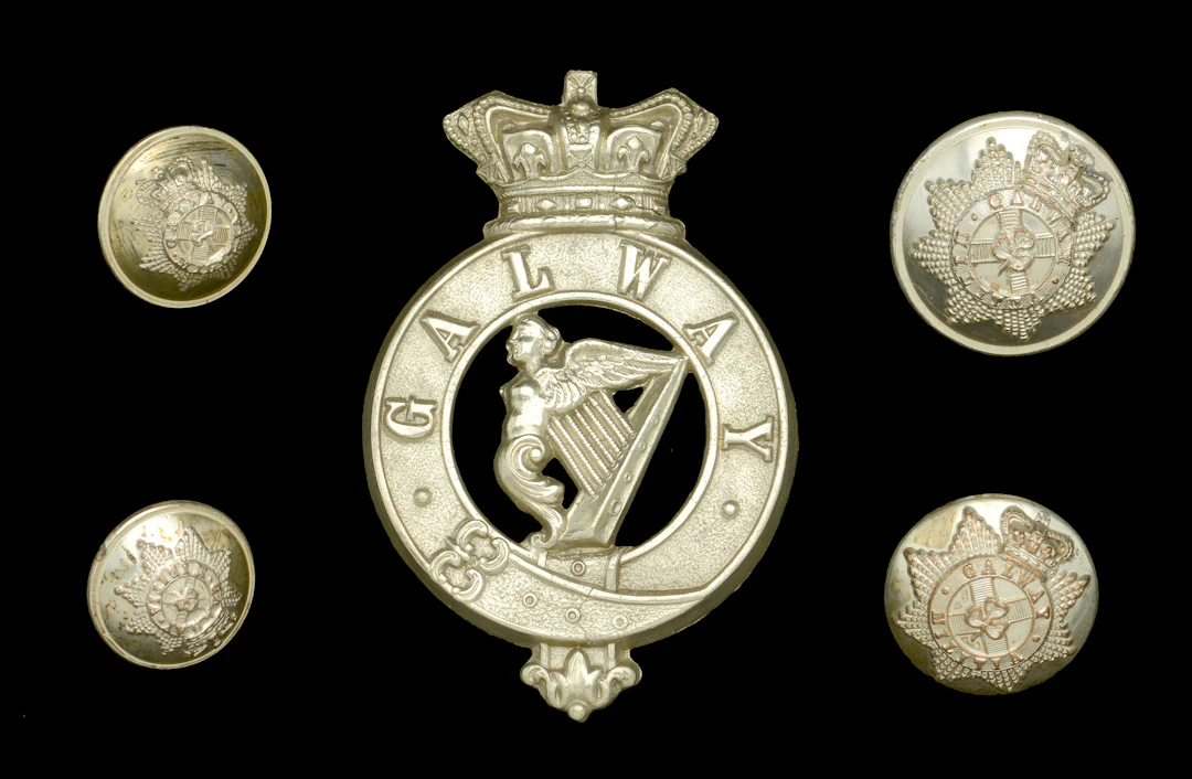 Galway Militia Cap Badge and Buttons. A very good Victorian Other