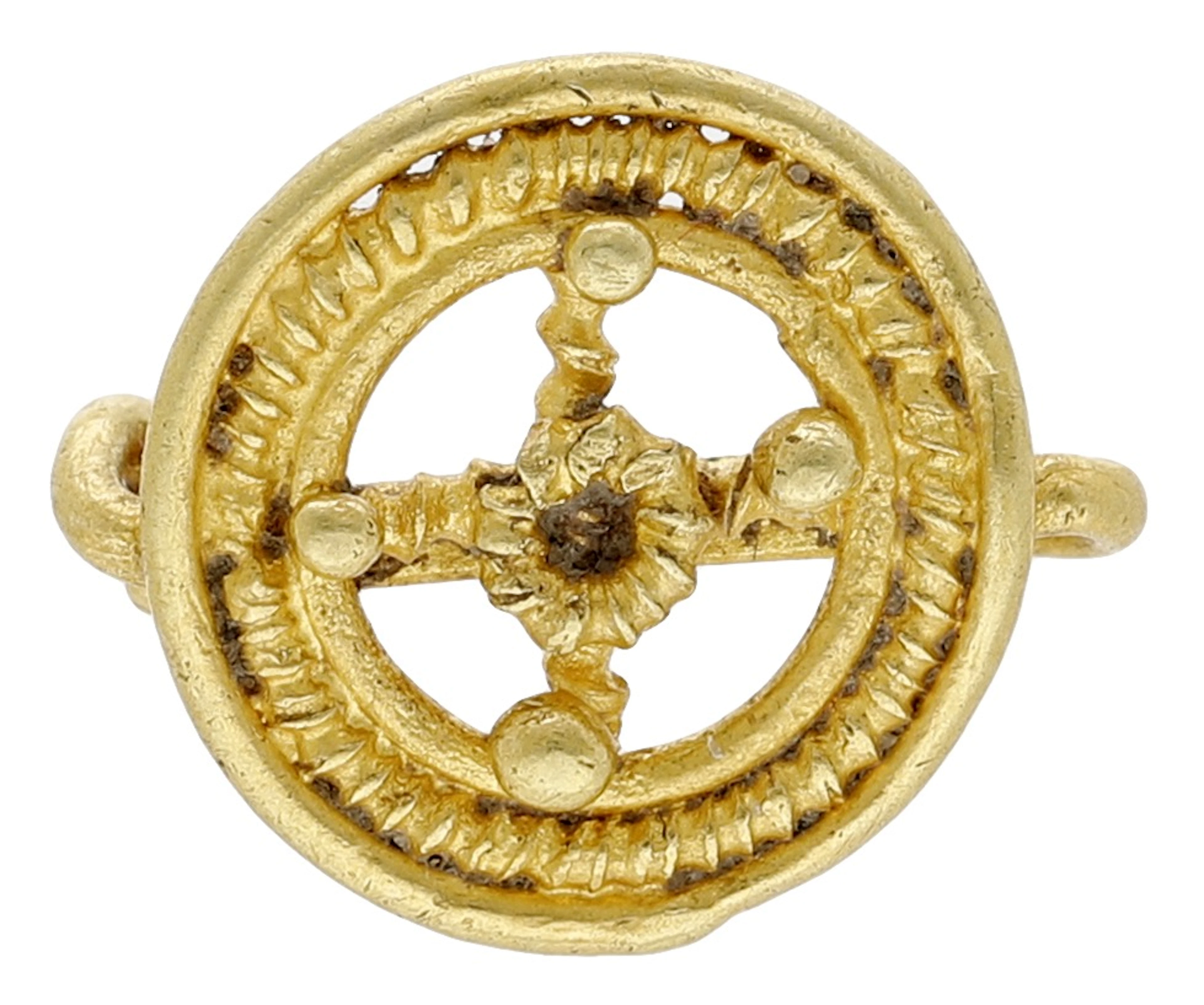 A small gold link/pendant, Tudor or Medieval, composed of a twisted