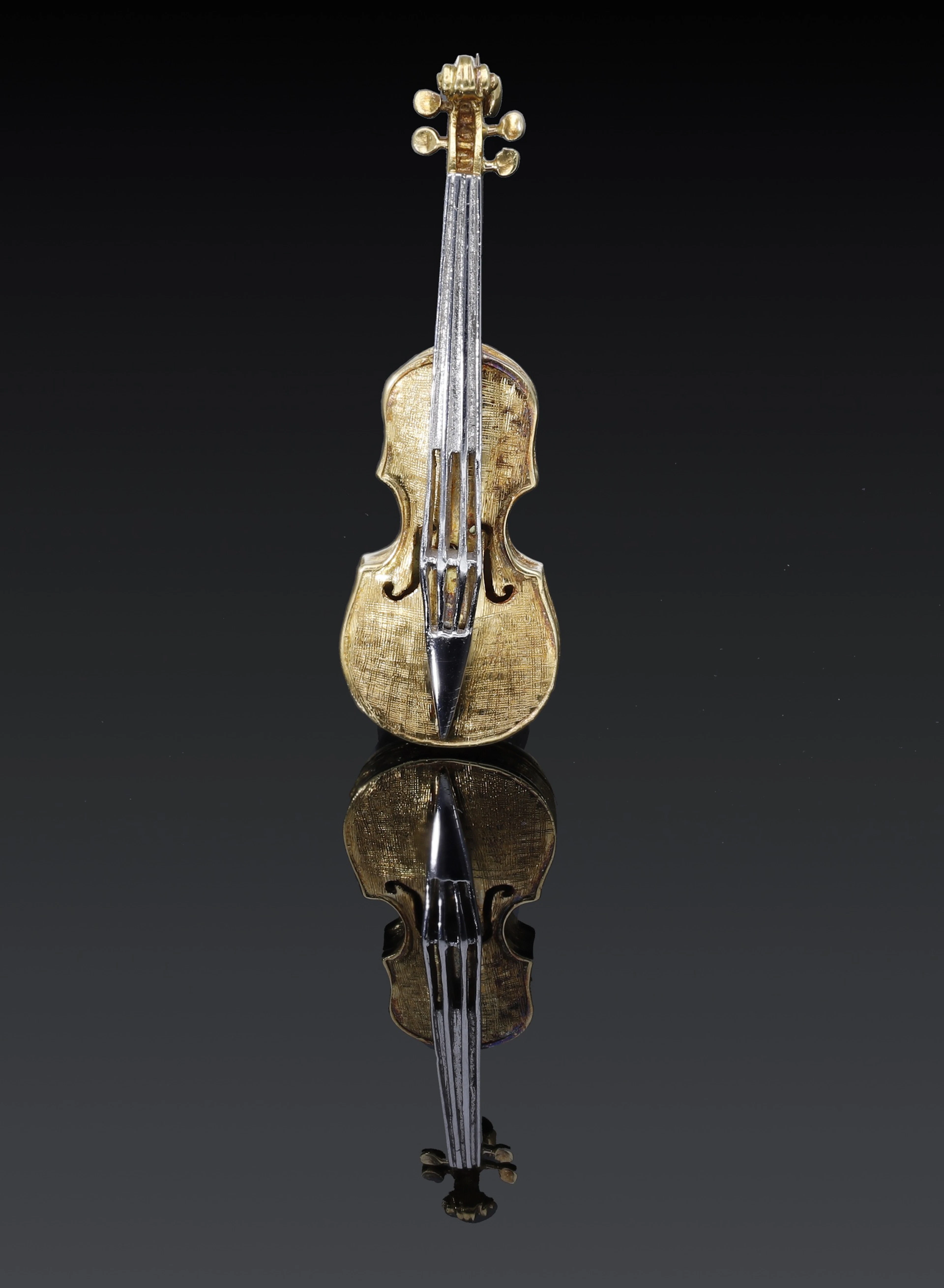 An 18ct gold violin brooch by Theo Fennell, 1989, realistically modelled