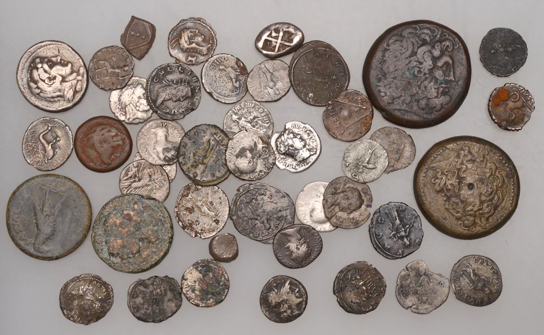 Miscellaneous Roman and Greek coinages in silver and bronze, to include