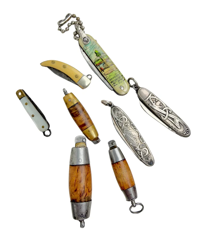 8 miniatyrkniver i beinetui
