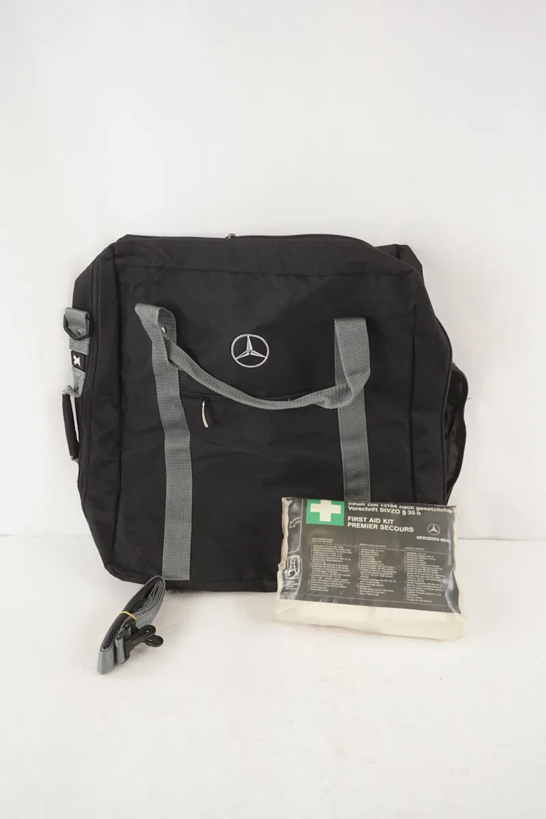Mercedes Benz Resväskor & Första Hjälpen Kit. A314/