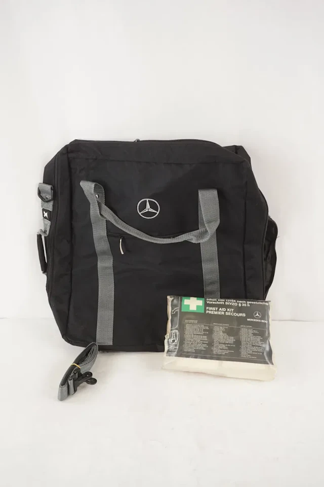 Mercedes Benz Resväskor & Första Hjälpen Kit. A314/