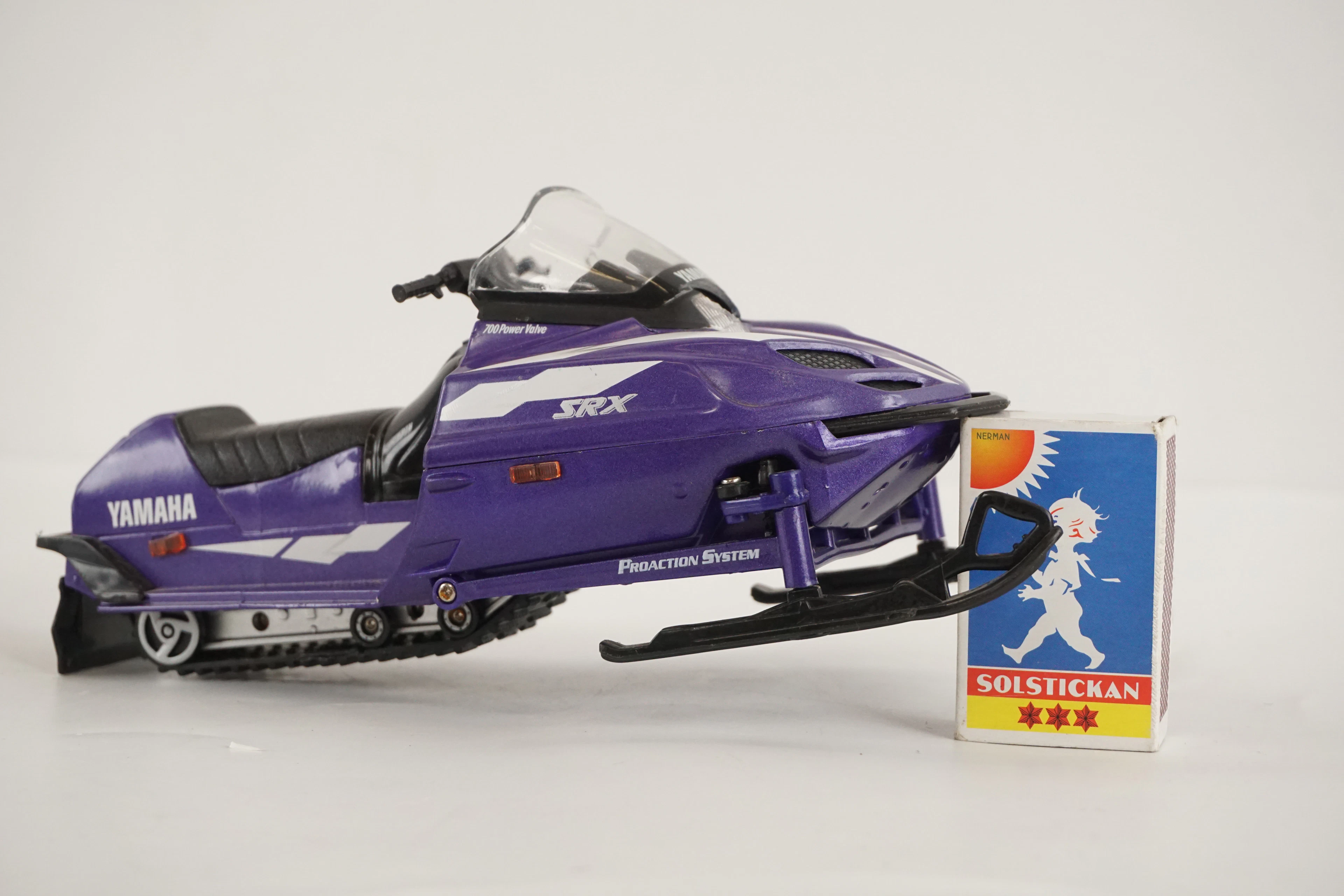 Modell Yamaha SRX Snöskoter 700cc new ray 1999 - Detaljerad Replica. A184
