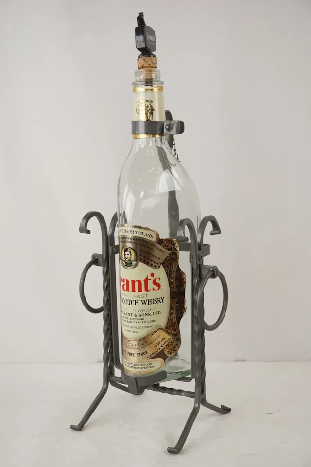 Grant`s 4,5 Liters flaska i ställning. G1
