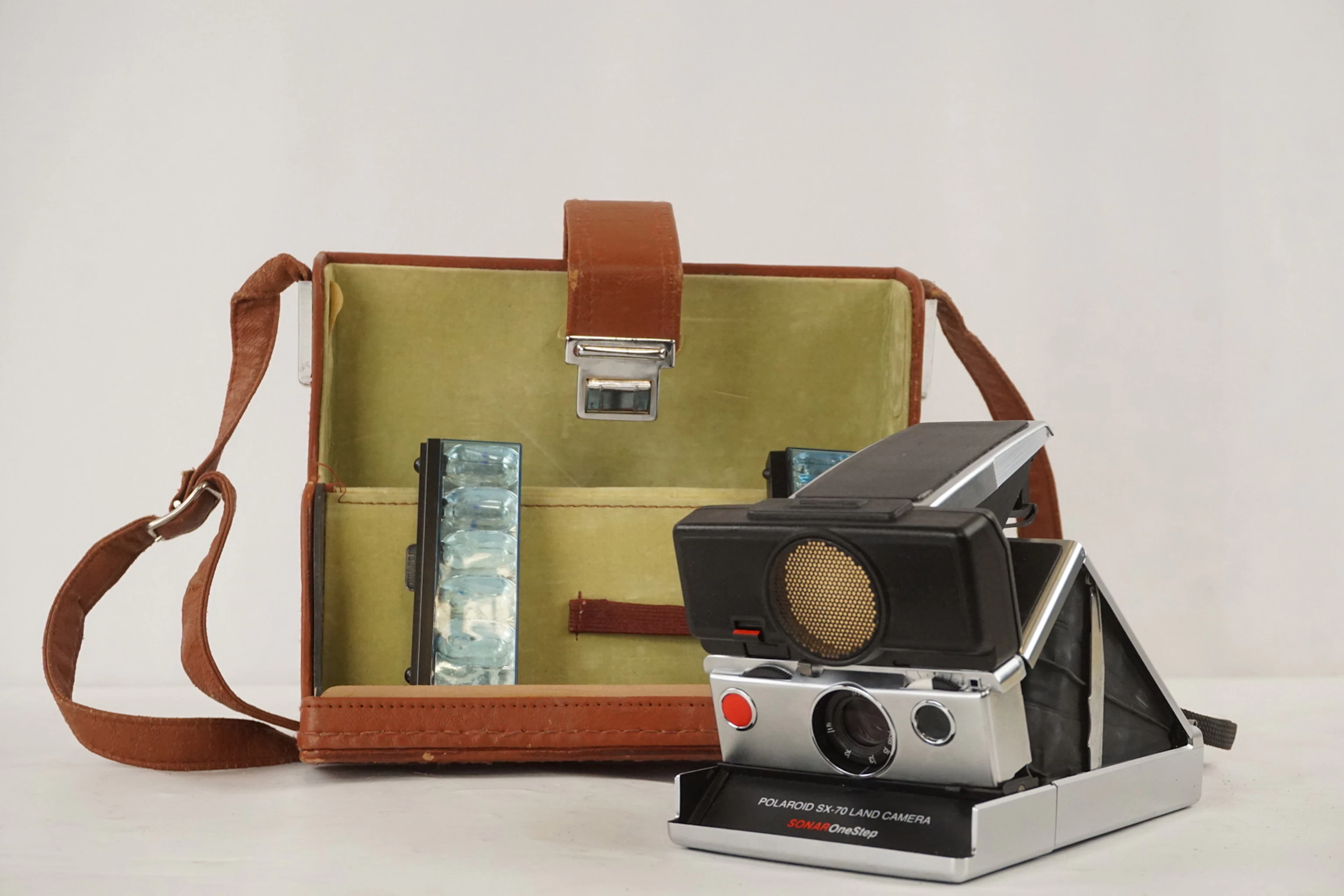 Polaroid SX-70 Land Camera Sonar OneStep. A18