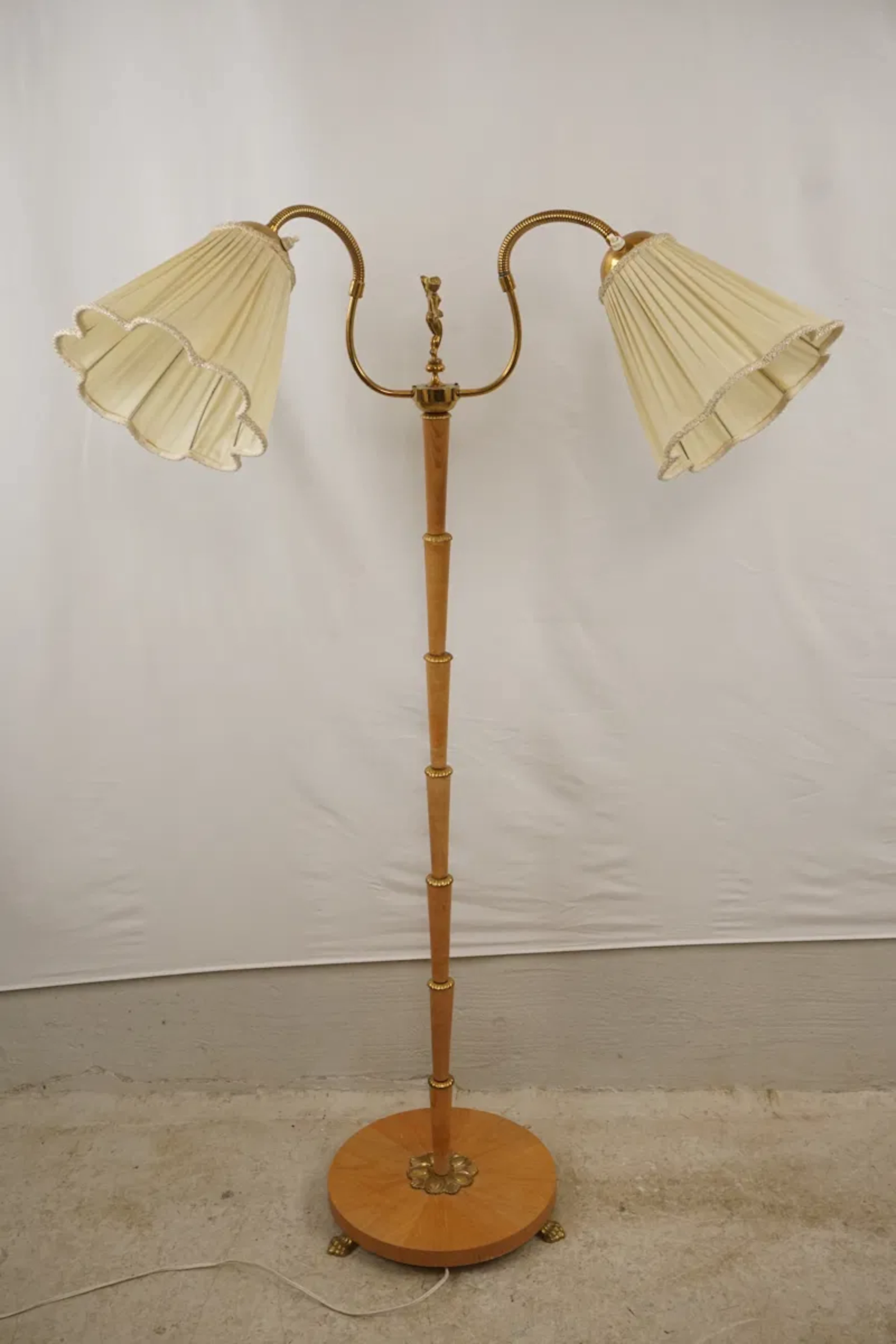 Golvlampa. krönt med kvinnofigur. B215