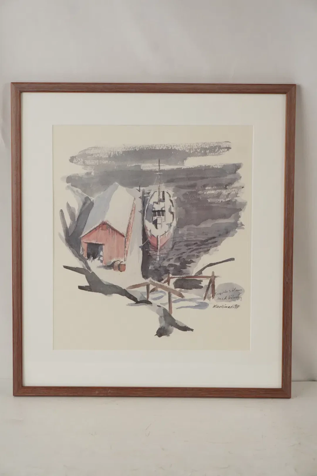 Karlimar, röd båt och sjöbod, akvarell, 41x46. M13