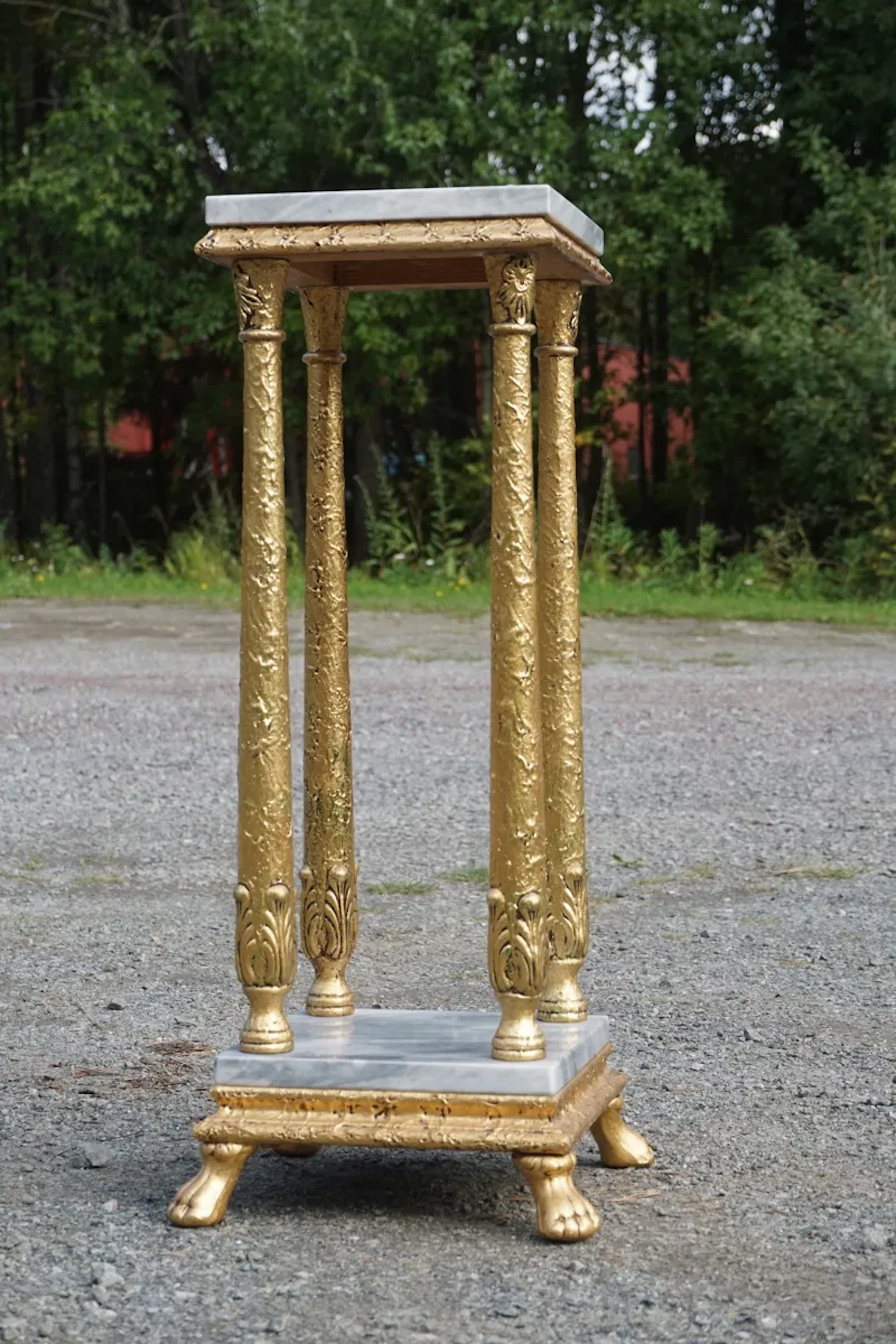 Piedestal i förgyllt trä. B37