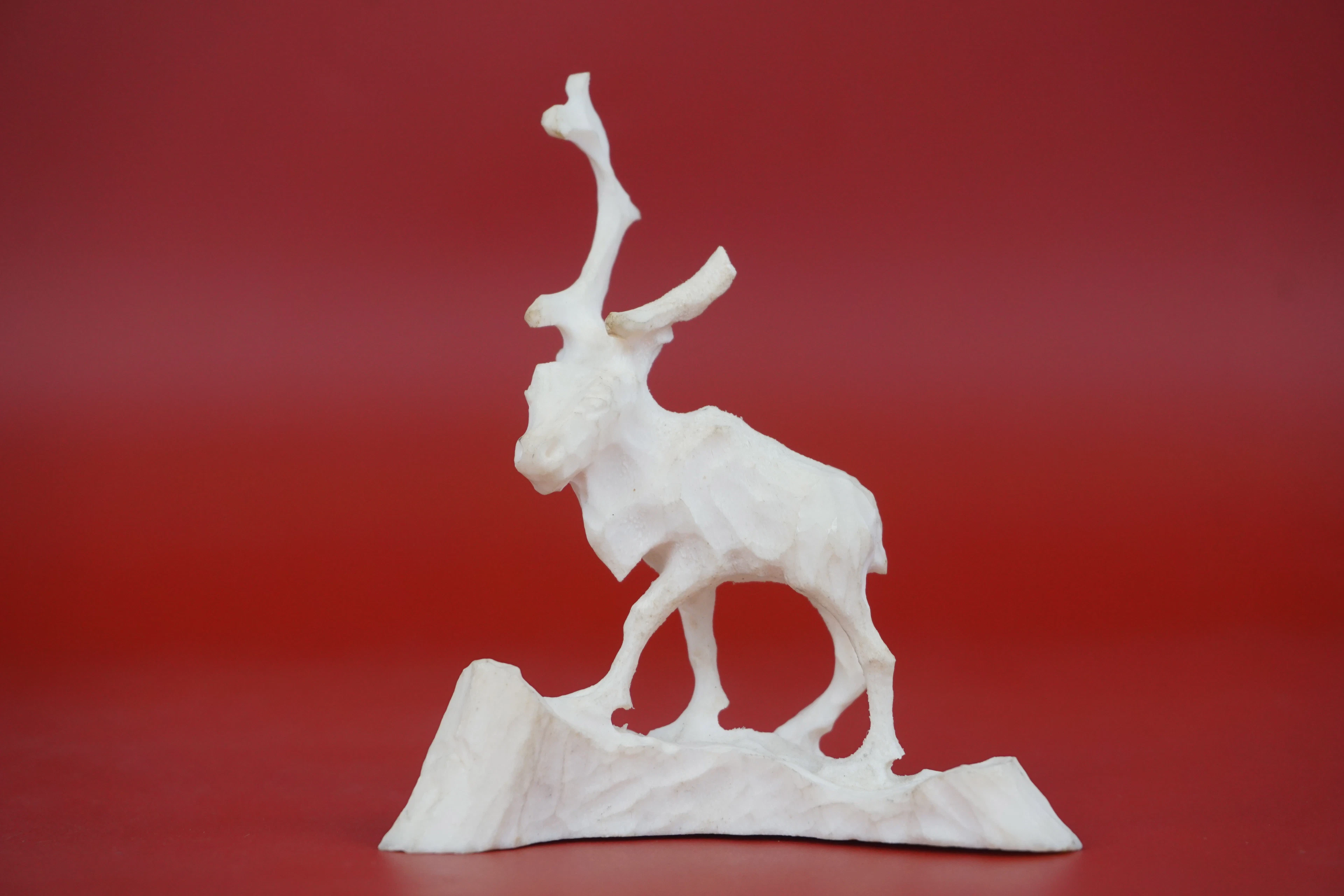 E.S Figurin/skulptur ren i renhorn. G4/