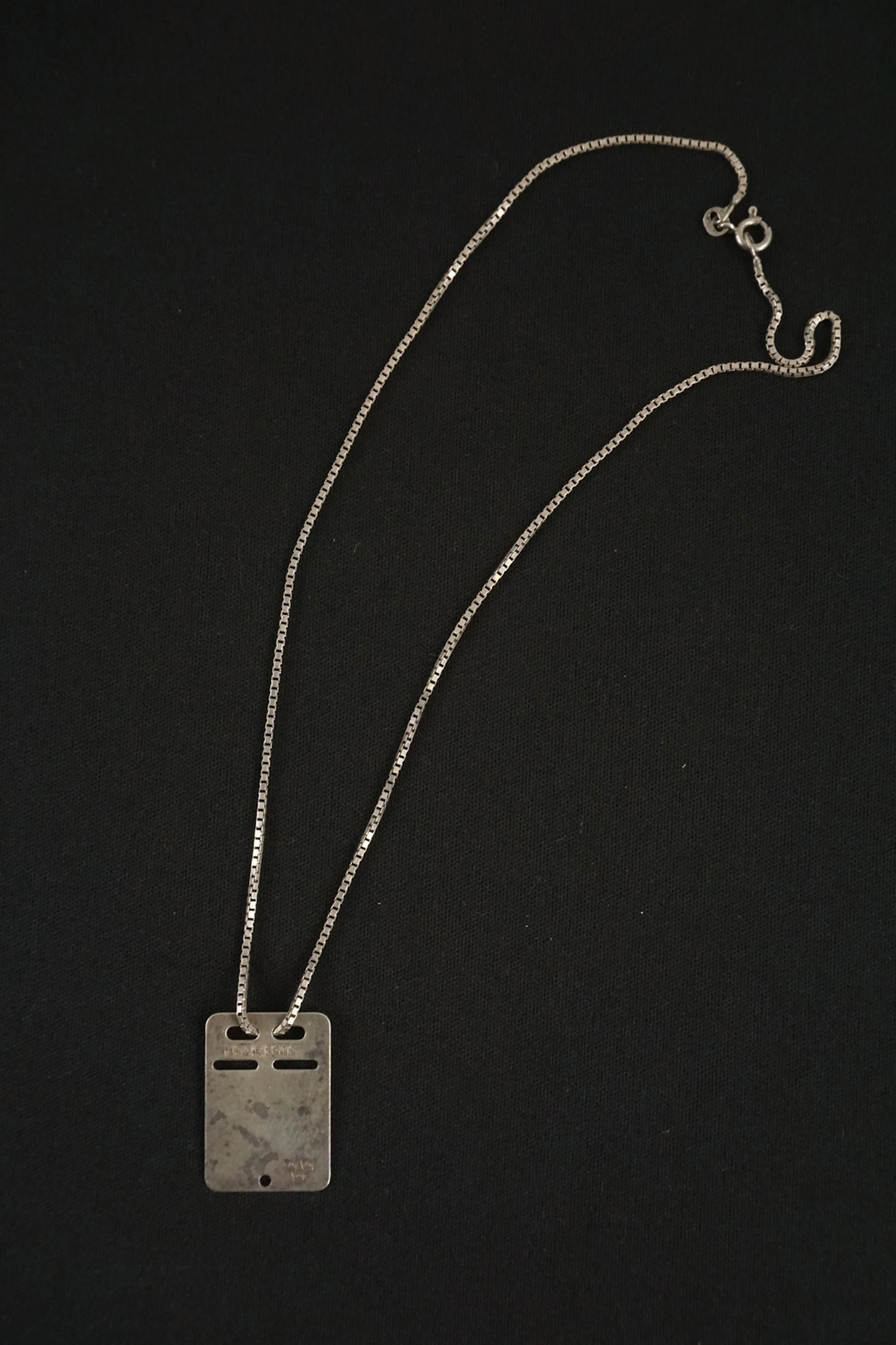 Silverhalsband med militär medalj/bricka med emblem. A225