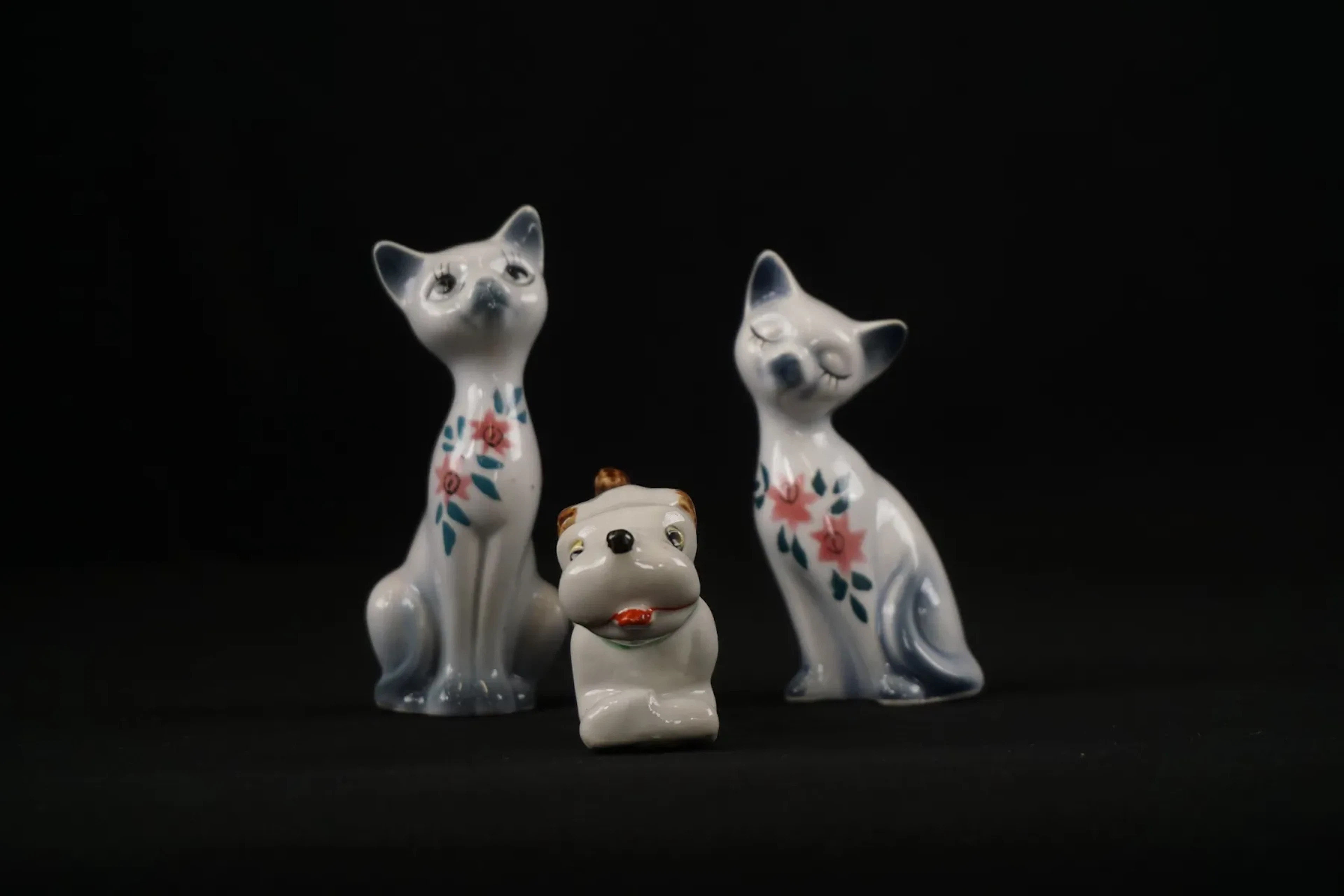 Porslinsfiguriner, katter & hund. G108/