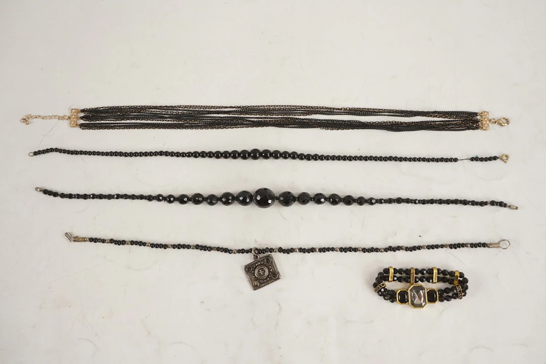 Halsband & armband med svarta pärlor. A234