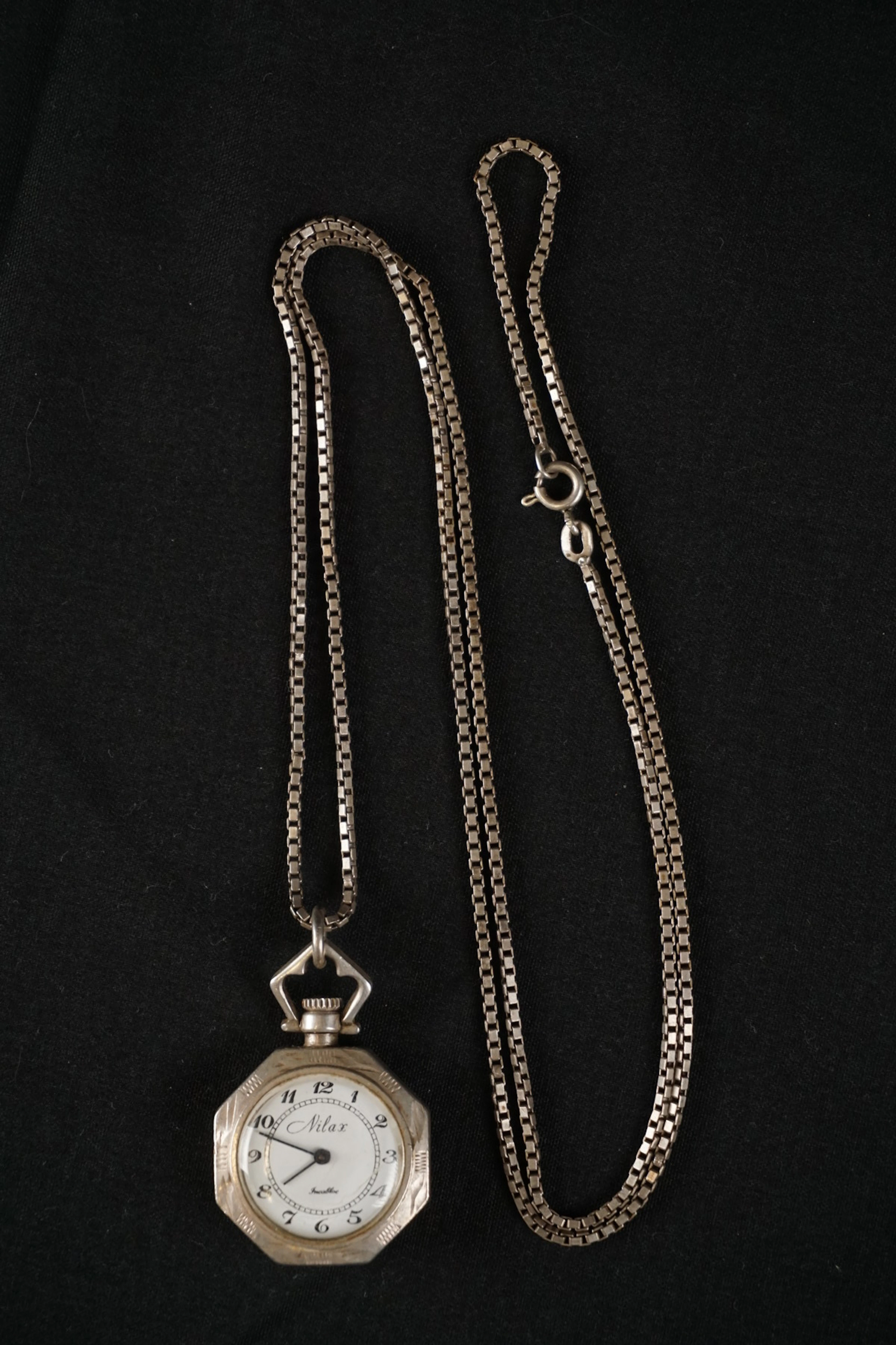Silverhalsband med silverfickur/hänge. A292