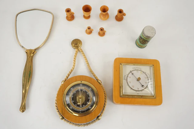 Barometer och handspegel mm. A34/