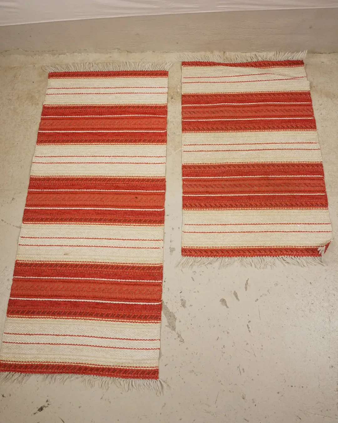 2st plastmattor röd/vit 63x140, 63x100. B235/
