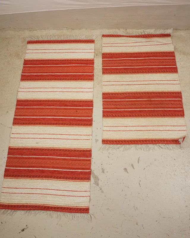 2st plastmattor röd/vit 63x140, 63x100. B235/
