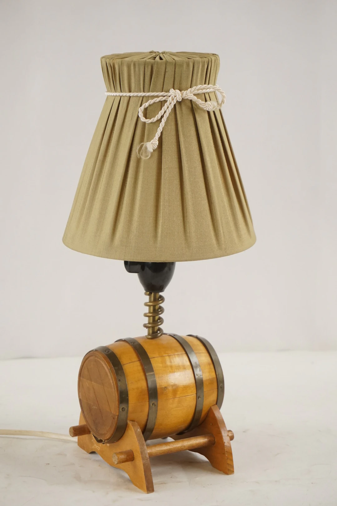 Tunnformad bordslampa.. A125