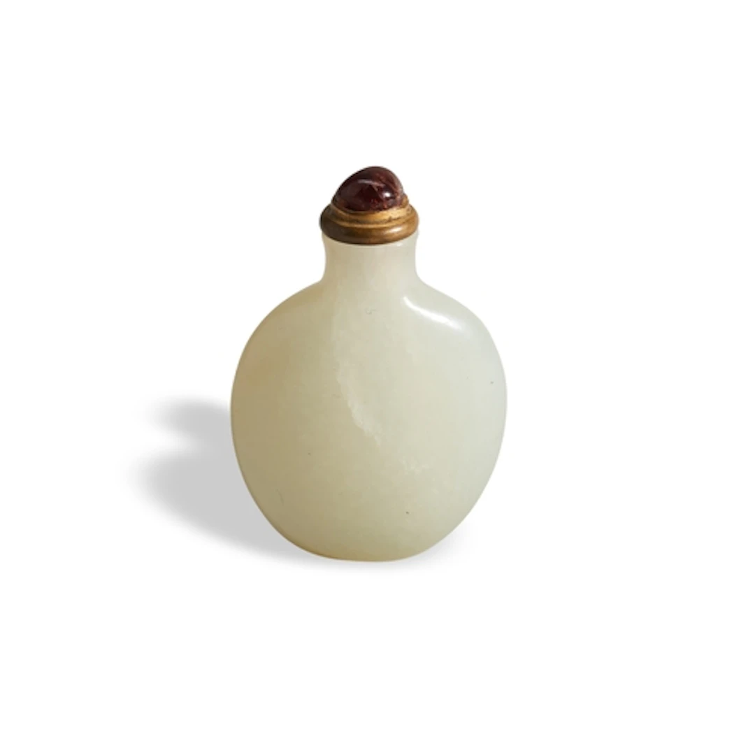 A GOOD WHITE JADE SNUFF BOTTLE QING DYNASTY, 1750-1850 of fl...
