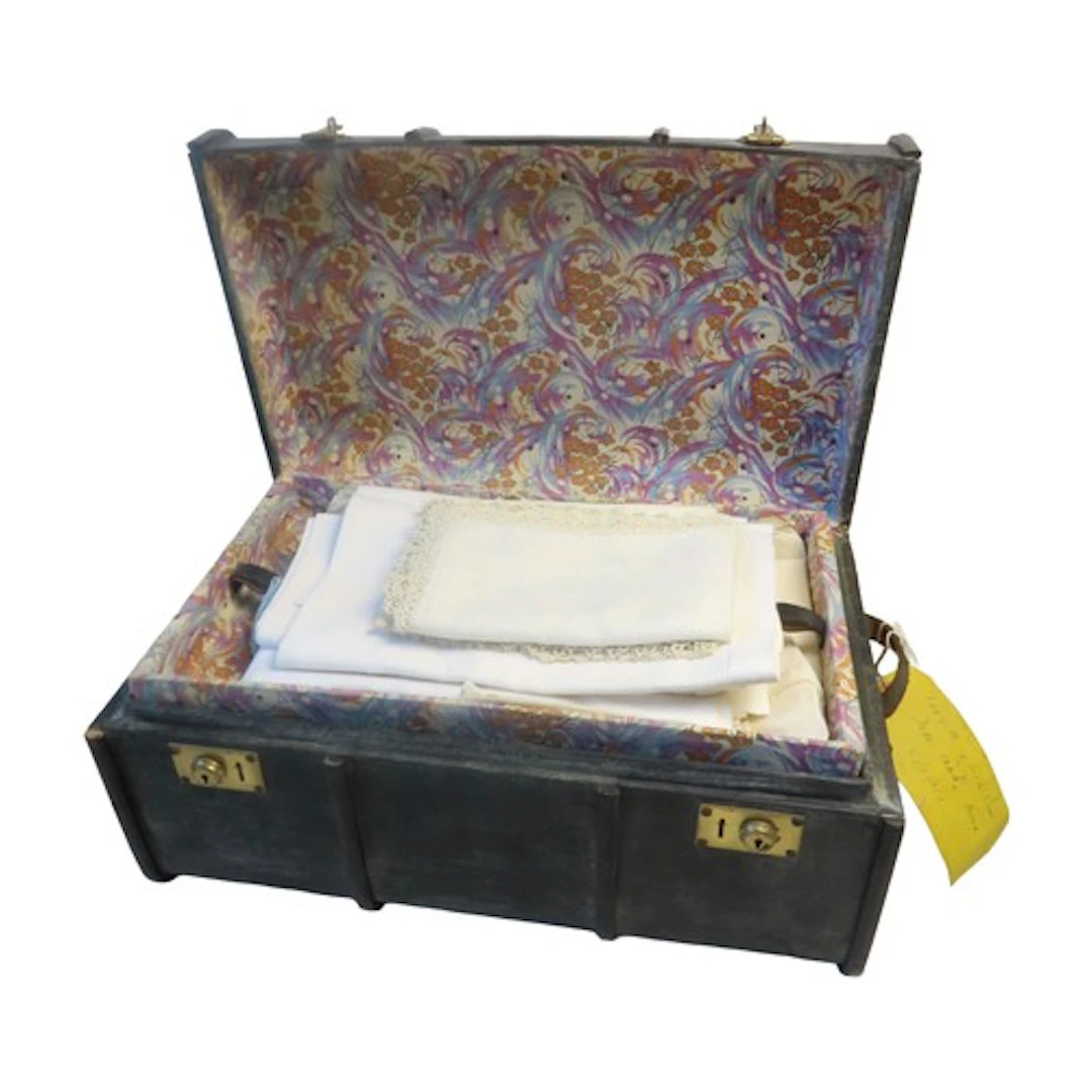 AN EARLY 20TH CENTURY REXINE COVERED DOLLS TRUNK CONTAINING ...