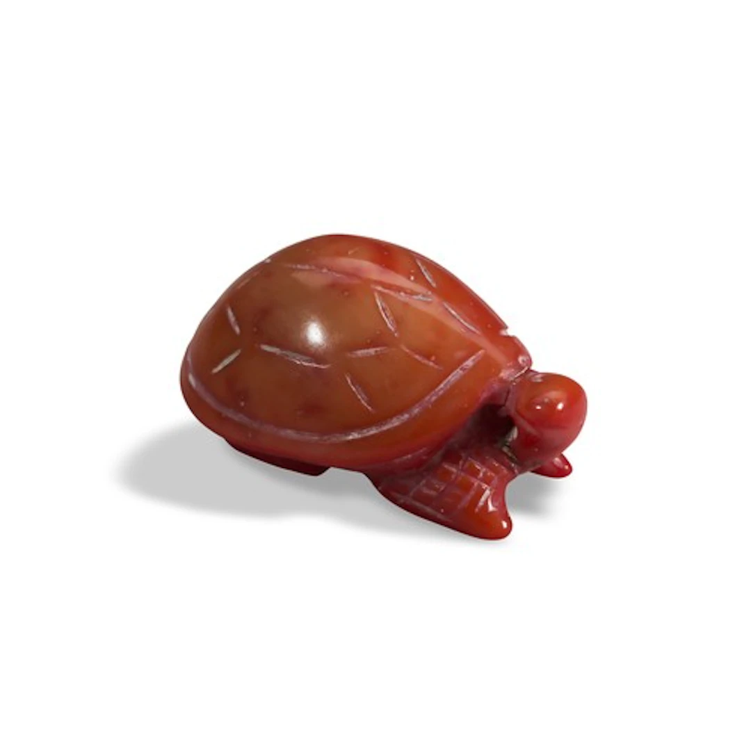 A CARVED CORAL TORTOISE PENDANT 20TH CENTURY 珊瑚龟 二十世纪 4cm lo...