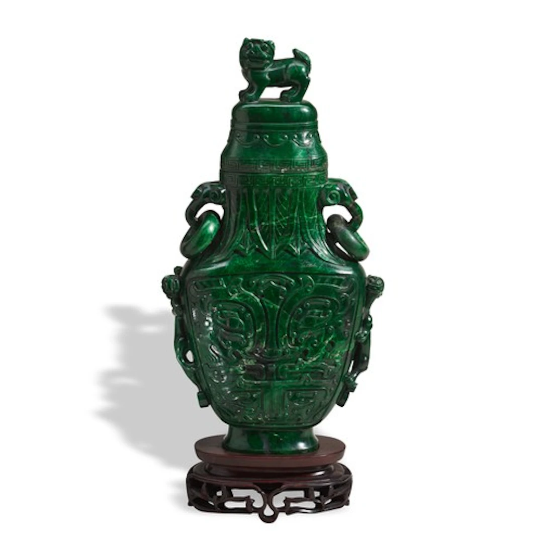 A MALACHITE ARCHAISTIC COVERED VASE LATE QING / REPUBLIC PER...