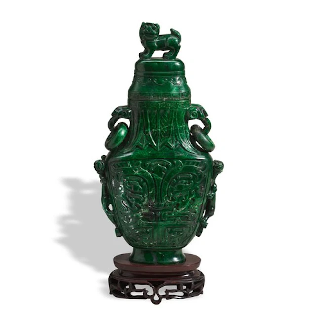 A MALACHITE ARCHAISTIC COVERED VASE LATE QING / REPUBLIC PER...