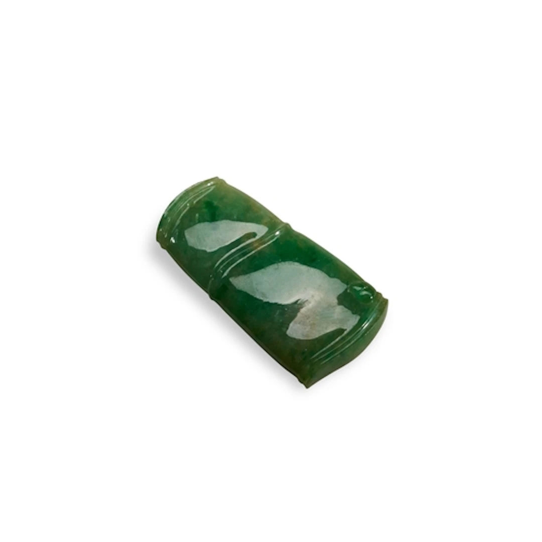A JADEITE ‘BAMBOO’ PENDANT,20TH CENTURY 翡翠竹雕挂件 二十世纪 Carved i...