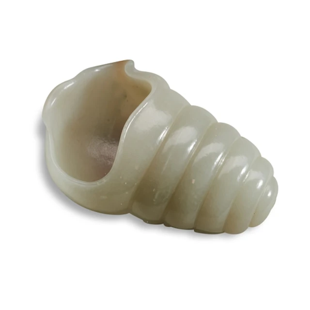 A WHITE AND RUSSET JADE CONCH SHELL FORM BRUSH WASHER 19TH /...