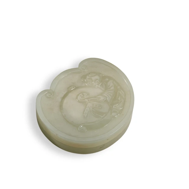 A SMALL WHITE JADE BOX AND COVER 19TH / 20TH CENTURY 青白玉婴戏图盖...