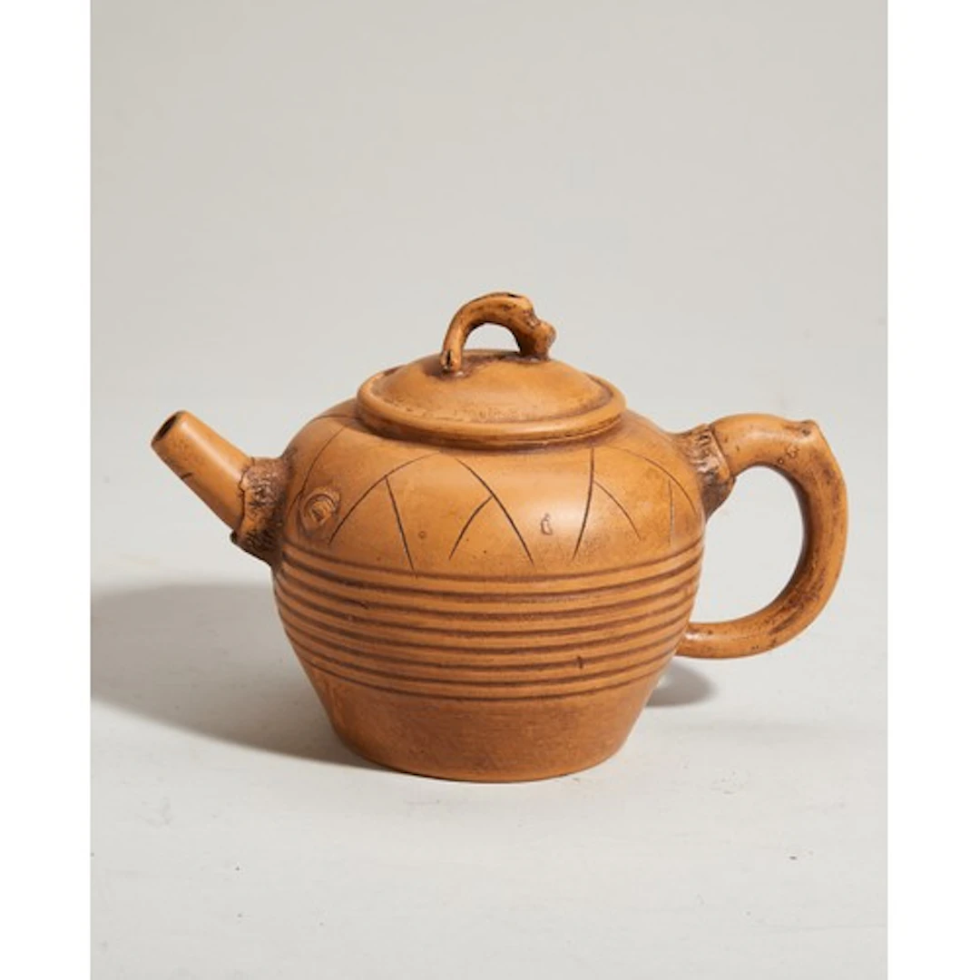 A SMALL YIXING POTTERY TEAPOT SIGNED BY CHEN ZI GUI, REPUBLI...