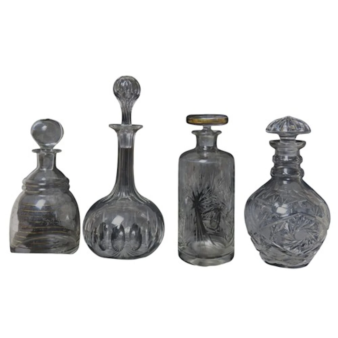 A LATE VICTORIAN SHAFT AND GLOBE GLASS DECANTER (30.5 cm hig...