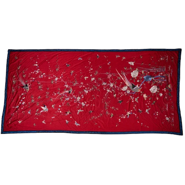 AN EMBROIDERED RED SILK PANEL QING DYNASTY, 19TH CENTURY 花鸟刺...