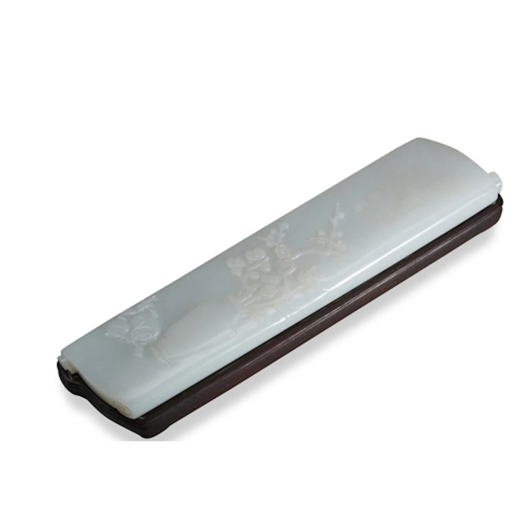 A WHITE JADE ARMREST WITH INCISED POEM,20TH CENTURY 白玉臂搁 二十...