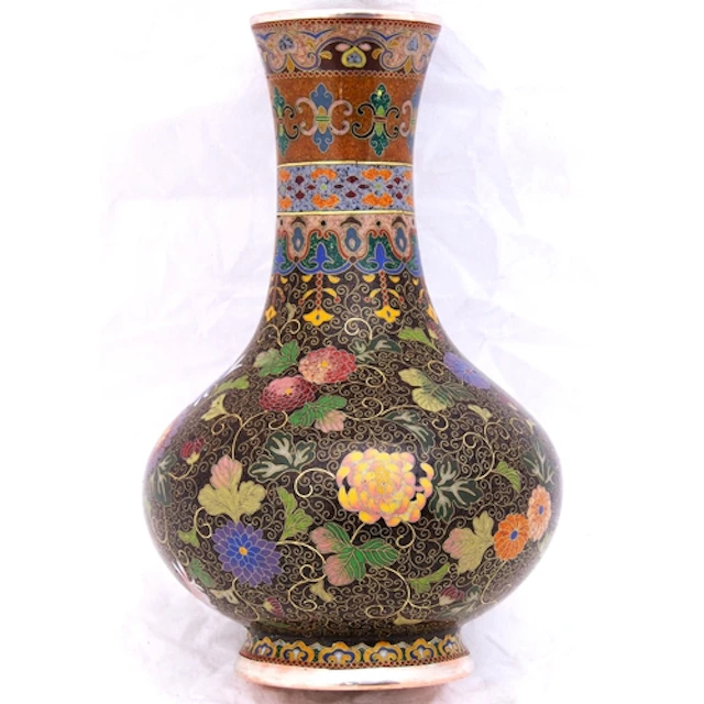 A FINE JAPANESE CLOISONNÉ VASE ATTRIBUTED TO NAMAKAWA YASUYK...